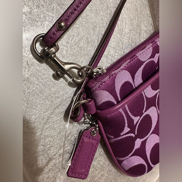 COACH Signature C Jacquard
Wristlet - Purple Leather Trim - New with Min… - Picture 15 of 17